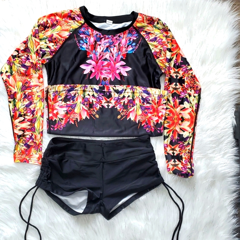 Set wimsuit with long sleeves and shorts